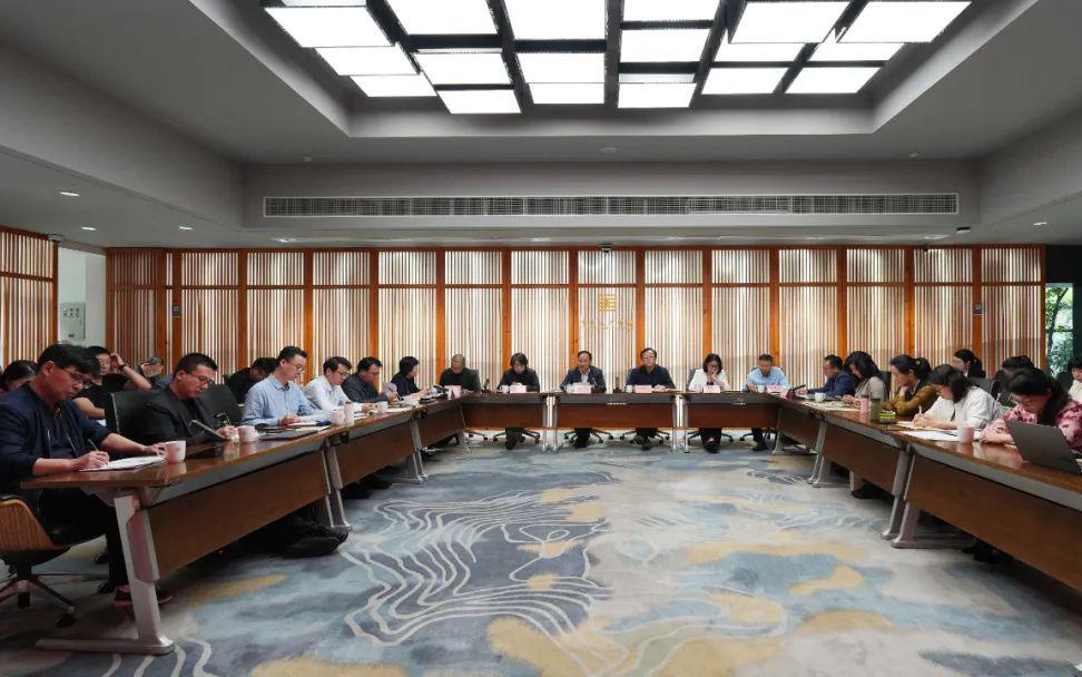 學院黨委理論學習中心組深入學習全國教育大會精神
