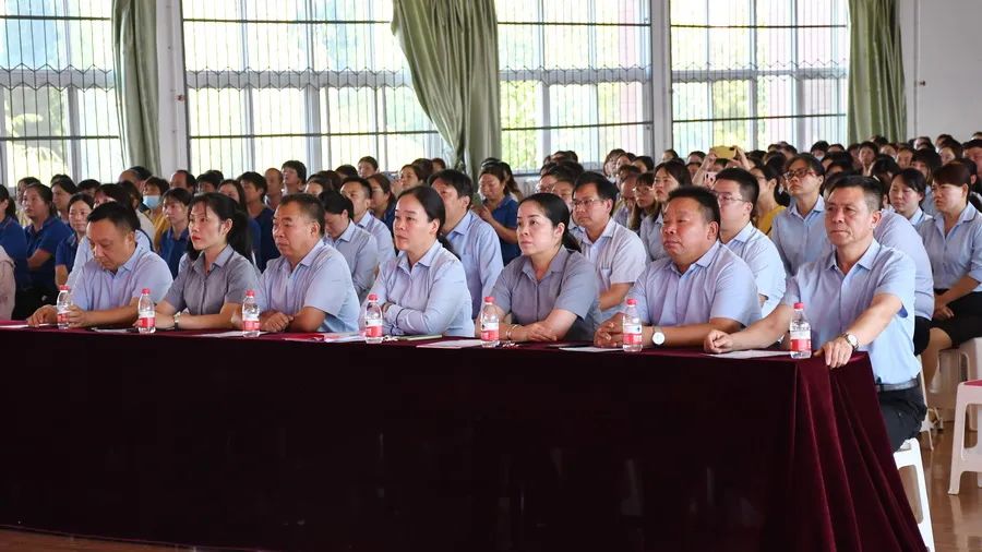 孟津雙語學校熱烈慶祝第40個教師節(jié)大會，修德立穩(wěn)，致敬教師風采