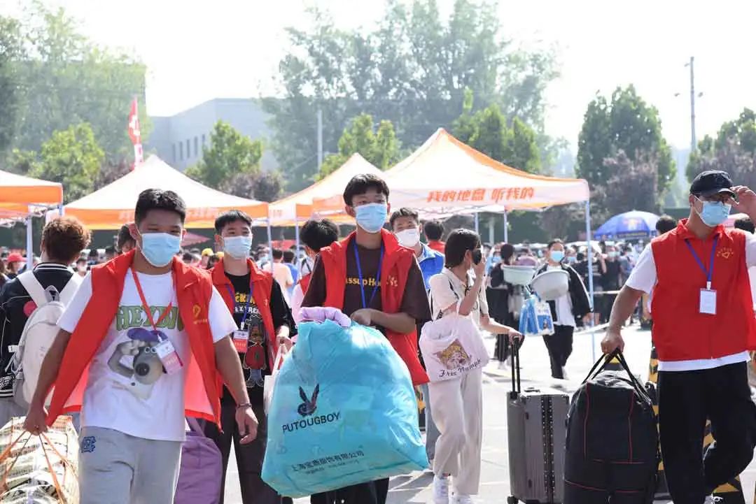 我院青年志愿者熱情迎新，積極投身迎新工作