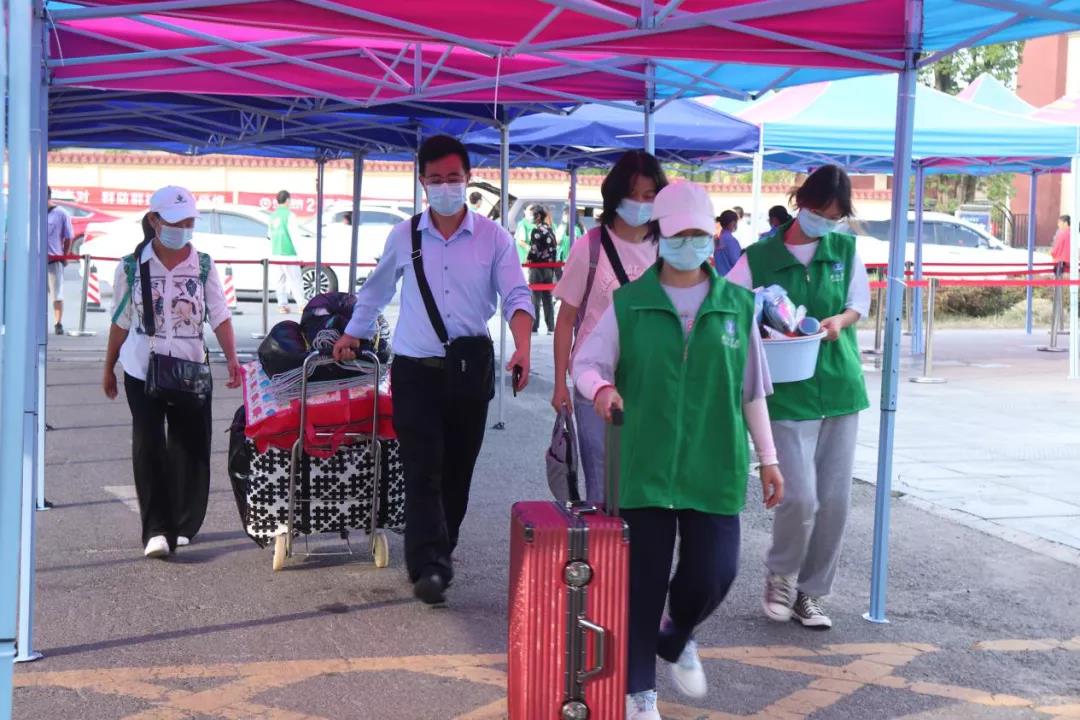 我院青年志愿者積極投身迎新工作
