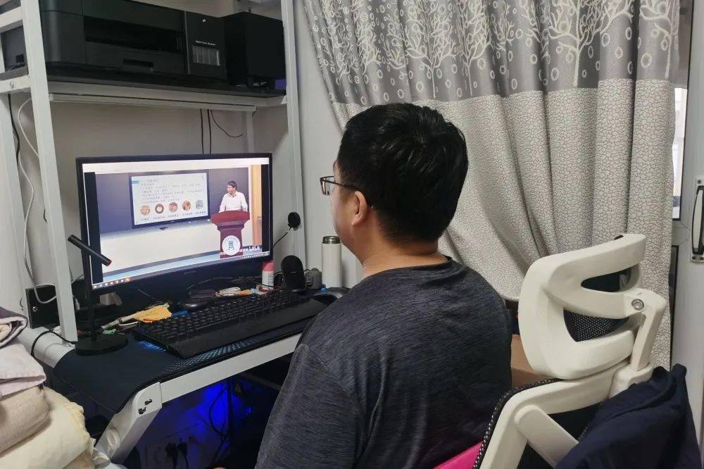 學院組織觀看逐光而行，弘揚科學家精神，開學第一課融媒節(jié)目的啟示