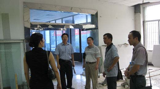 崔耕虎院長(zhǎng)親臨學(xué)院暑期校園維修改造工作現(xiàn)場(chǎng)檢查