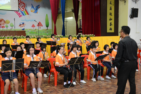 孟津雙語學(xué)校雅樂團(tuán)馬來西亞古晉南市演出大獲成功