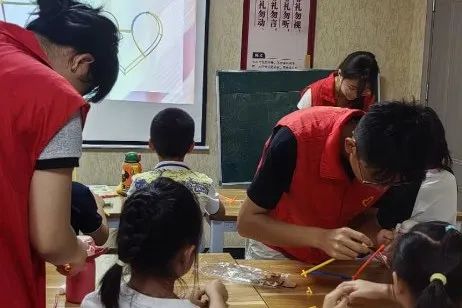 青春三下鄉(xiāng)之旅，學(xué)院筑夢七彩志愿服務(wù)隊(duì)走進(jìn)學(xué)苑社區(qū)，童心相伴助夢成長
