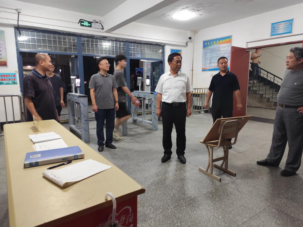 崔耕虎院長夜查學(xué)院安全工作的全面巡查與保障