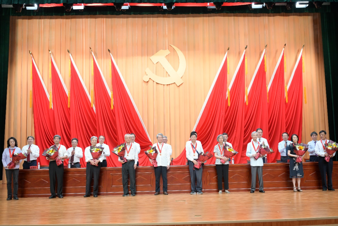 學(xué)院兩優(yōu)一先表彰暨七一聯(lián)歡匯演活動(dòng)精彩瞬間回顧