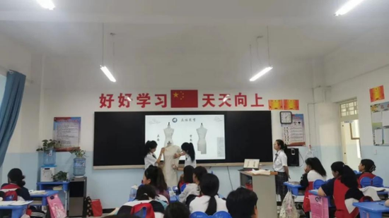 岳普湖縣中等職業(yè)技術(shù)學(xué)校師生來訪交流，深化合作共謀發(fā)展