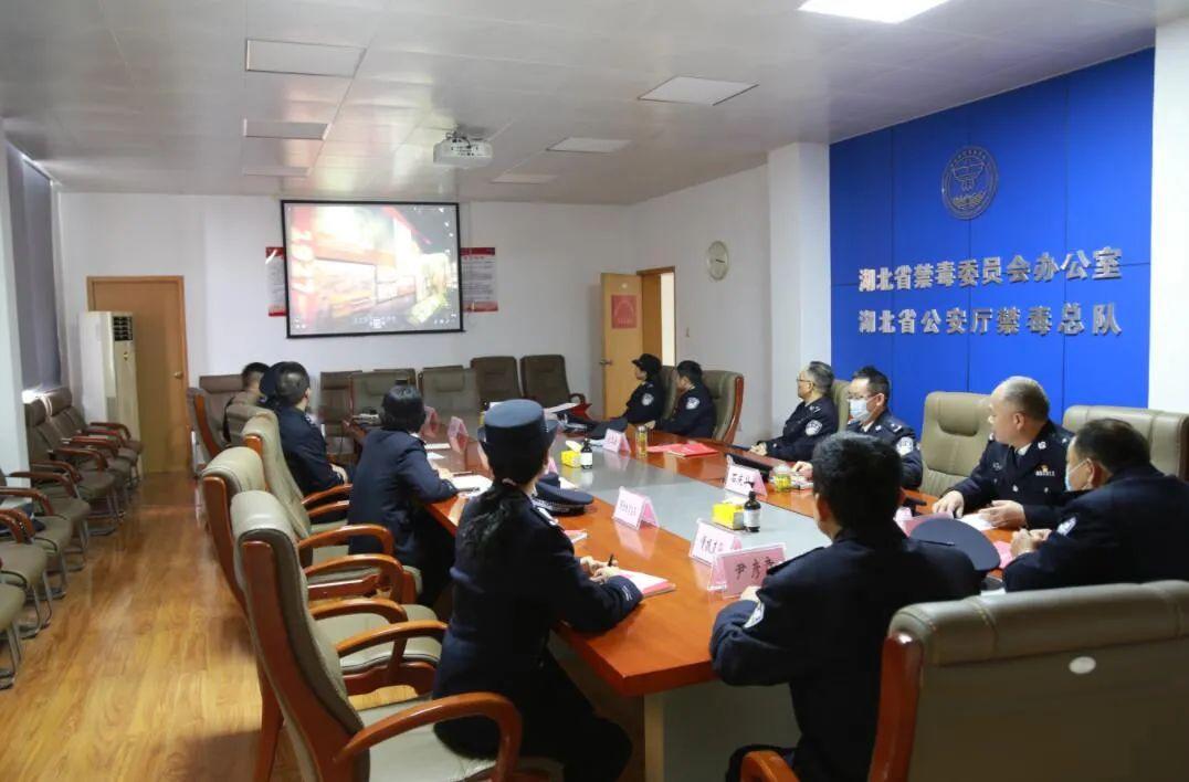 我院舉行護(hù)航成長(zhǎng) 陽光一生全民禁毒宣傳月啟動(dòng)暨高校禁毒聯(lián)盟授旗儀式