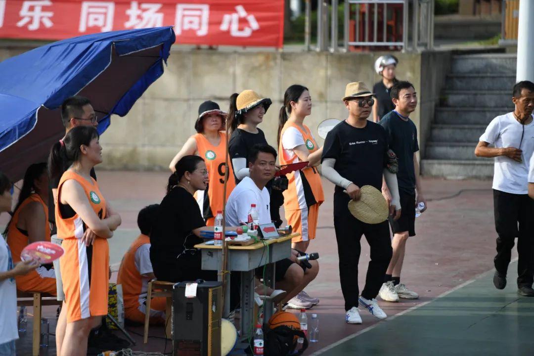 學(xué)院教職工籃球賽，風(fēng)格展現(xiàn)風(fēng)采，熱血點(diǎn)燃賽場