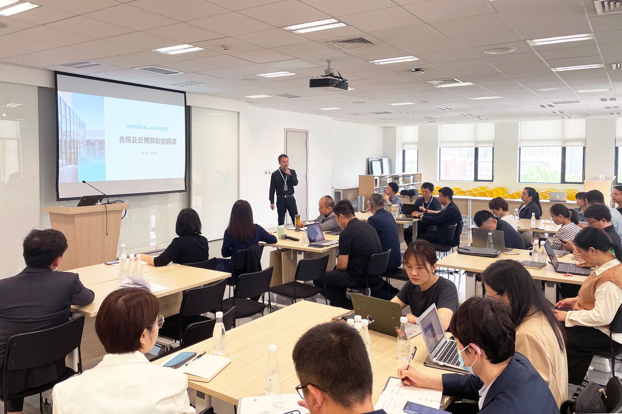 學(xué)院召開2024年法治建設(shè)工作會議，深化法治教育，共筑校園法治新篇章