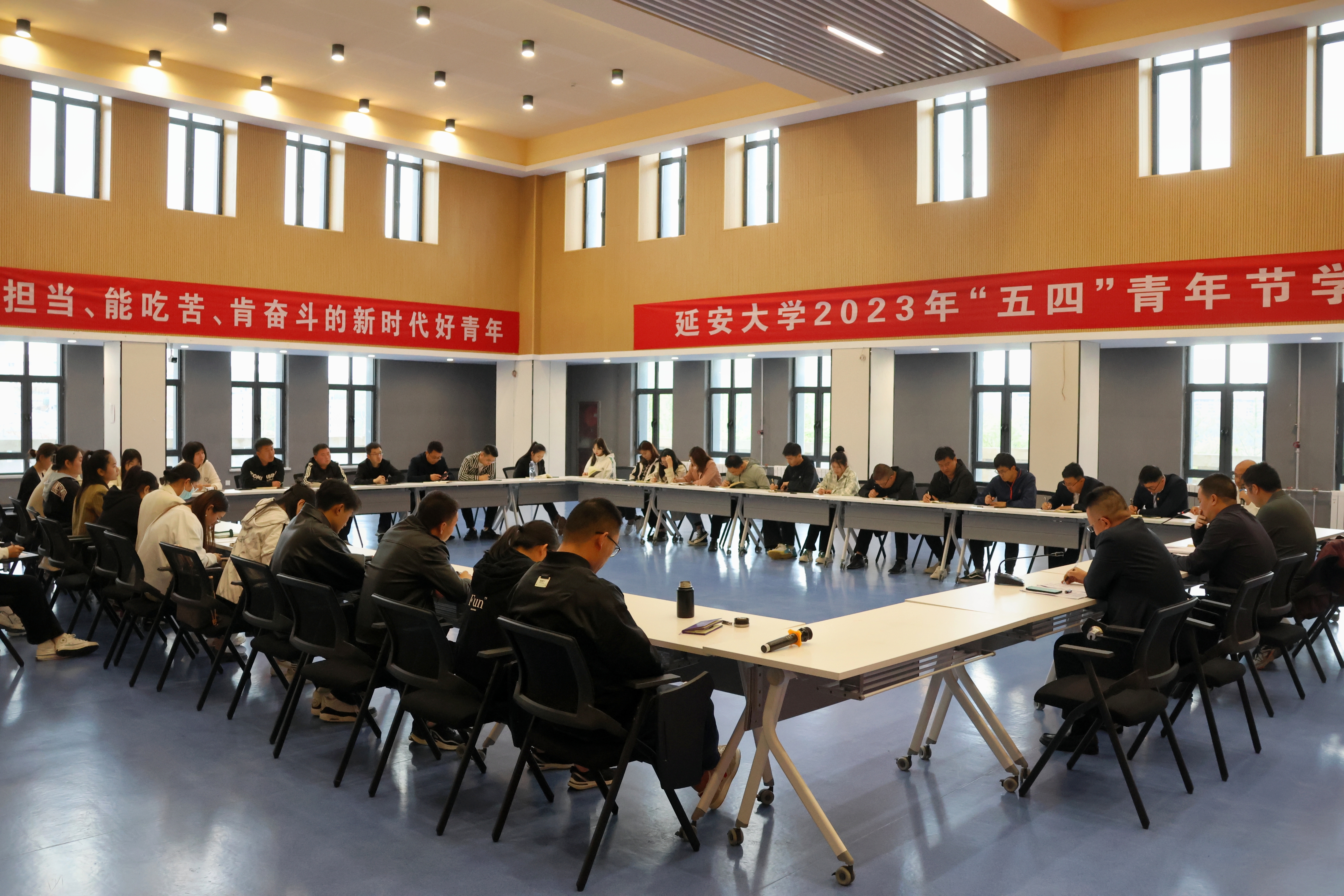 學(xué)院舉行五四青年座談會(huì)，傳承精神，共筑未來