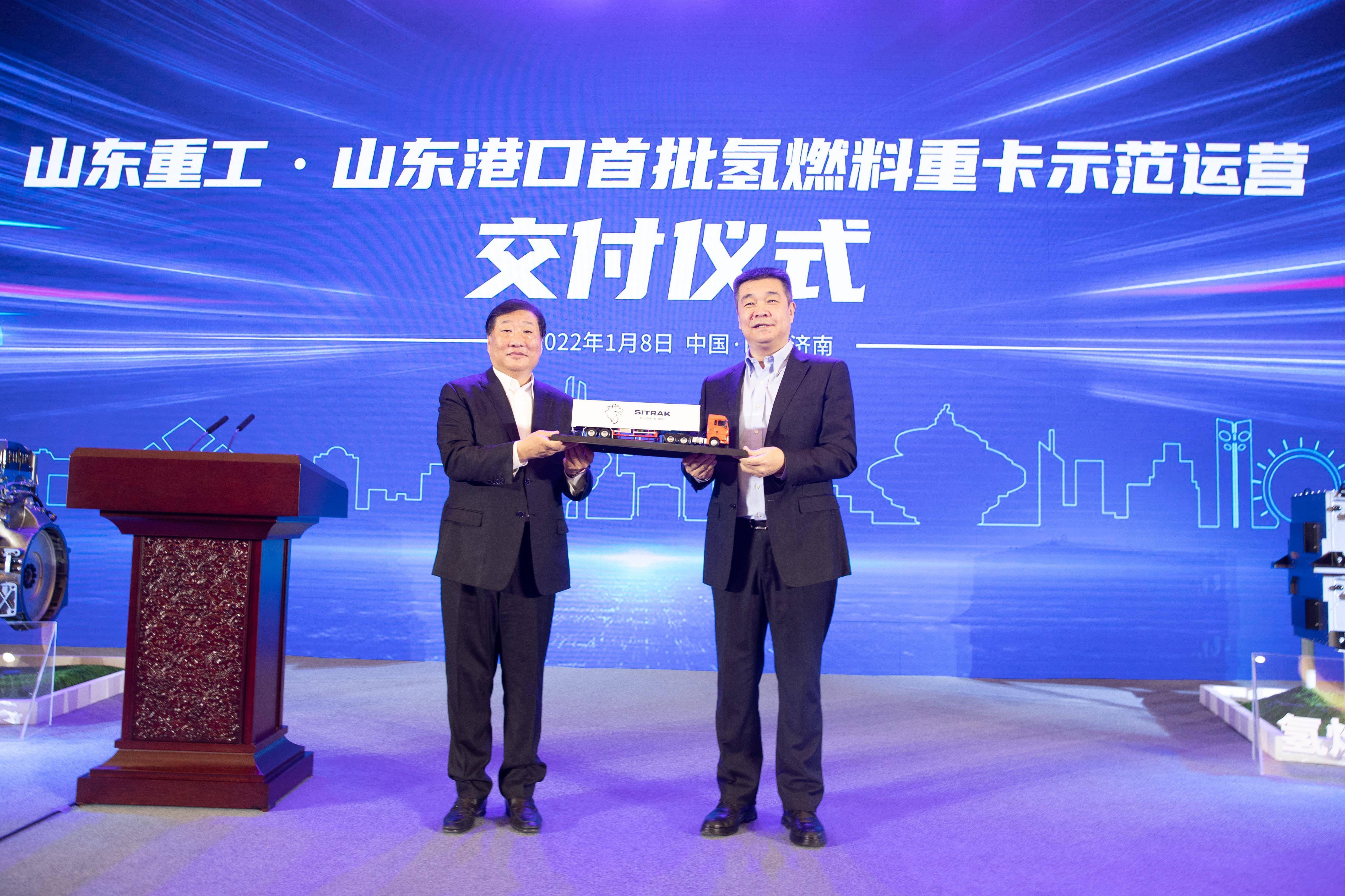 我院與濰柴動(dòng)力股份有限公司共建的濰柴新能源現(xiàn)代產(chǎn)業(yè)學(xué)院順利簽約揭牌——攜手共筑新能源未來(lái)