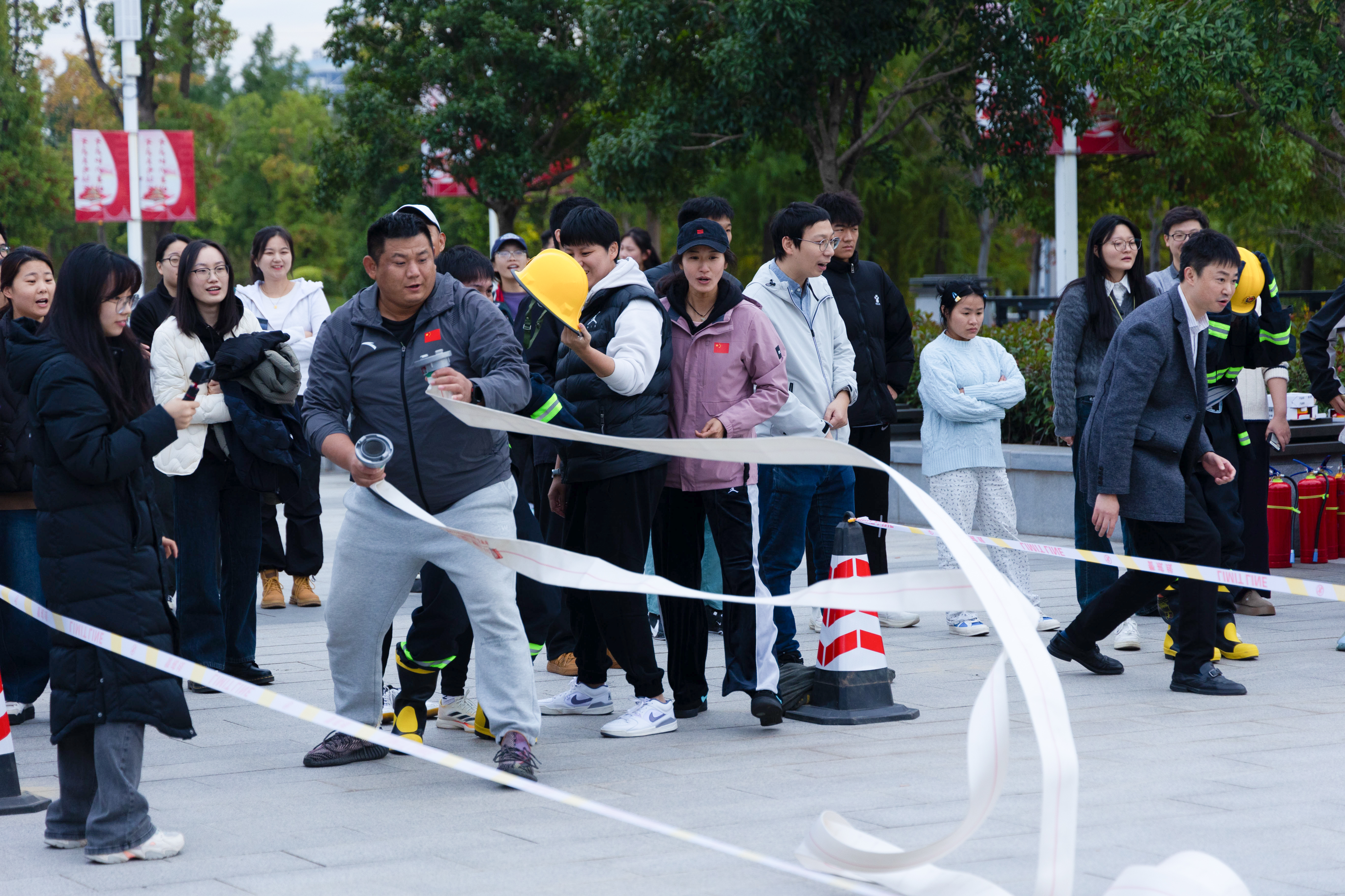 學(xué)院春季運動會，消防水帶連接項目趣味比賽——活力與安全共舞