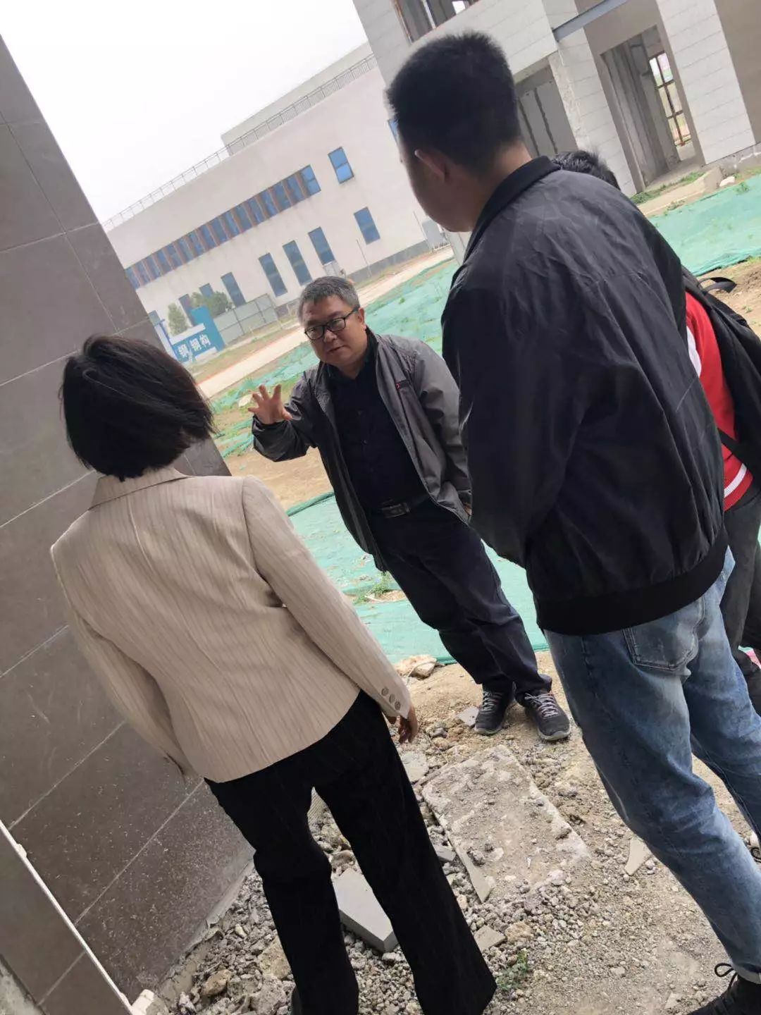 孟津雙語學(xué)校石膏有限公司考察調(diào)研，深化交流共謀發(fā)展之路