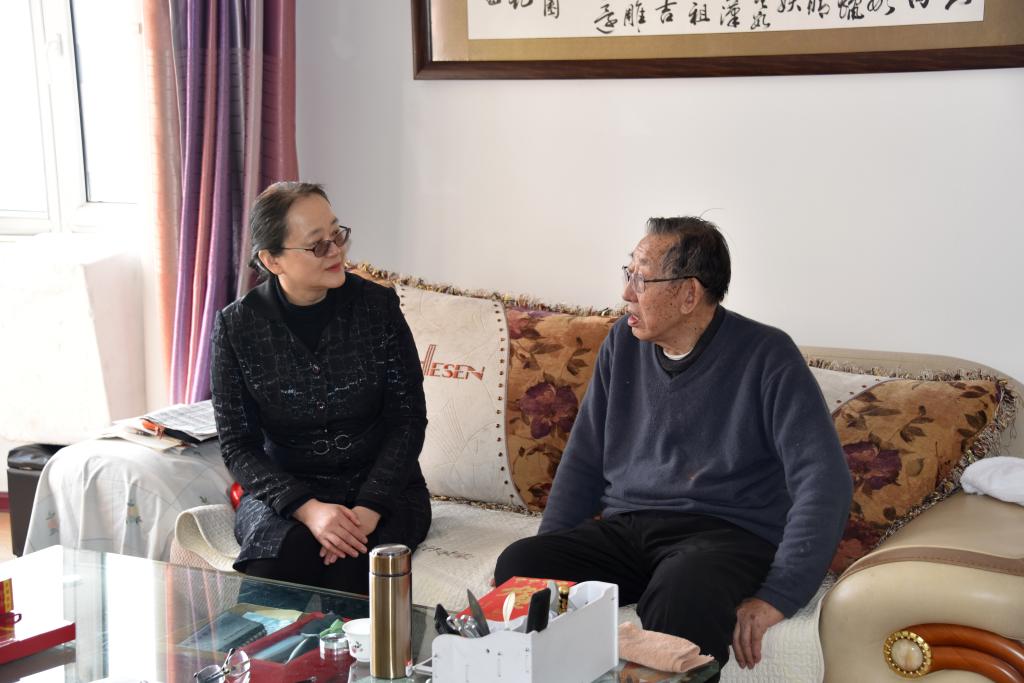 泰安市老年大學(xué)副校長(zhǎng)張世鳳一行看望慰問學(xué)院退休老領(lǐng)導(dǎo)