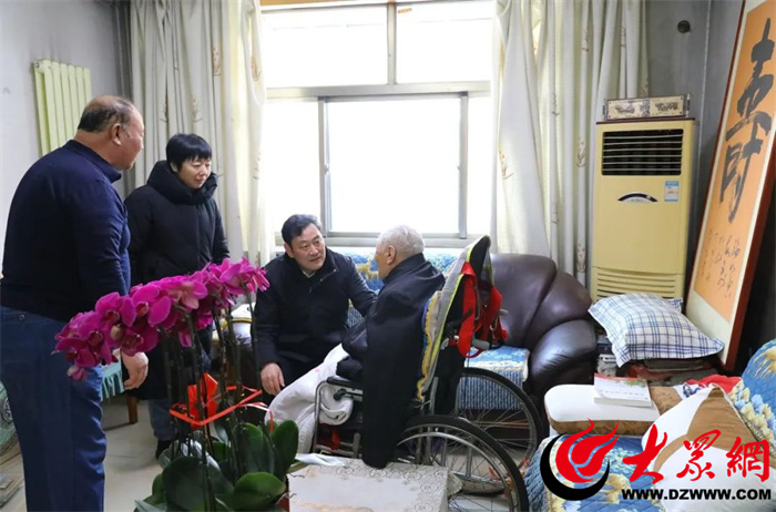 泰安市老年大學(xué)副校長(zhǎng)張世鳳一行看望慰問學(xué)院退休老領(lǐng)導(dǎo)