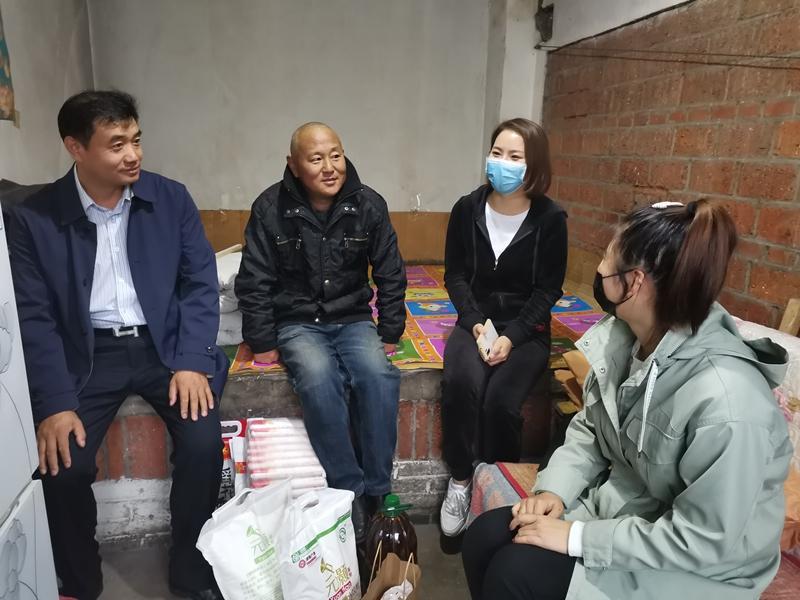 學院領導走訪慰問家庭經(jīng)濟困難學生——溫暖校園，關愛無界