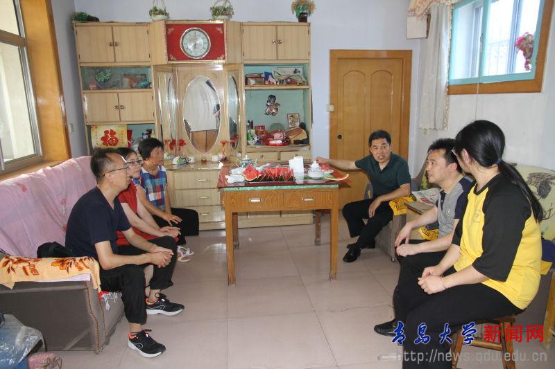 暖冬行動(dòng)，校領(lǐng)導(dǎo)走訪慰問(wèn)困難學(xué)生，讓愛(ài)升溫