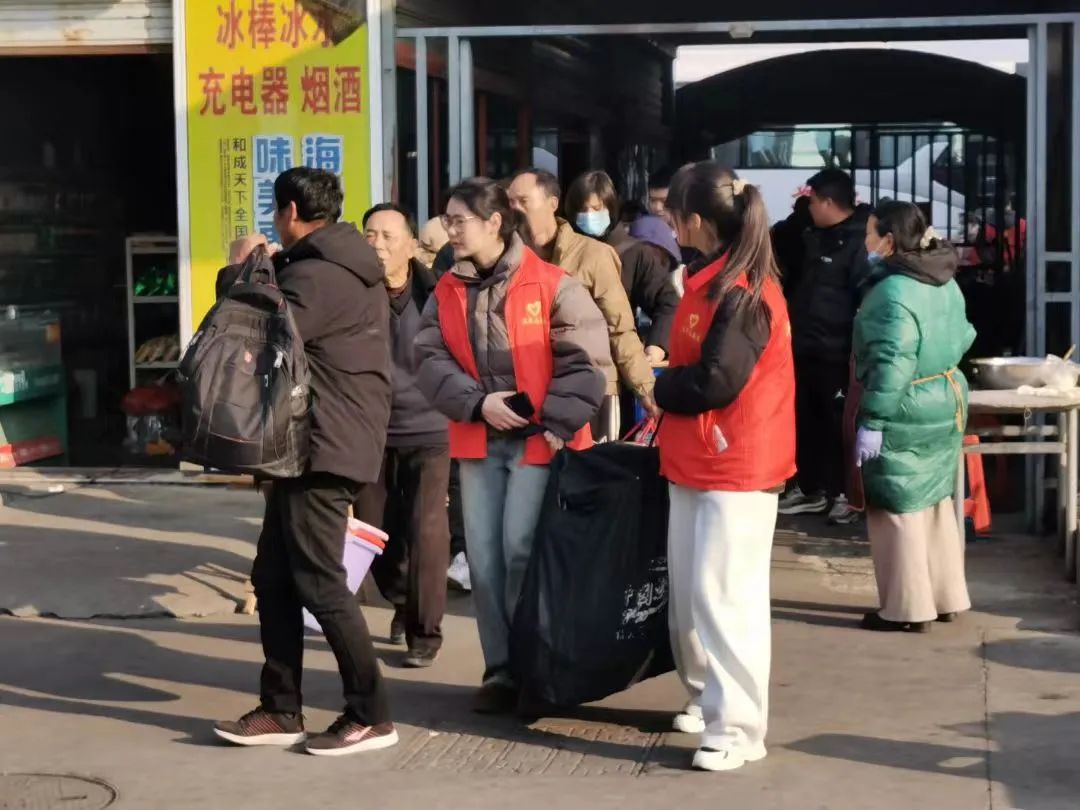 孟津雙語學(xué)校職業(yè)技術(shù)學(xué)院開展溫暖春運回家路社會實踐活動紀(jì)實