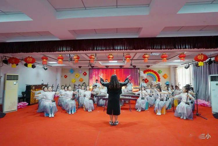 孟津雙語學(xué)校雅樂團(tuán)在典禮上精彩演出，揭曉典禮暨短視頻大賽頒獎及泰安十大新聞典禮閃耀瞬間