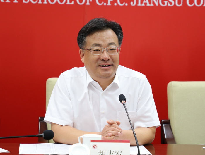 楊洪濤調(diào)研思政課時(shí)強(qiáng)調(diào)，打造產(chǎn)教融合新高度，助力新型工業(yè)化強(qiáng)市建設(shè)中的校城共生發(fā)展之路