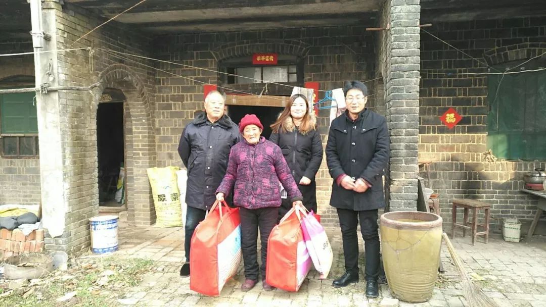 民盟孟津雙語學校職業(yè)技術學院支部赴亓家灘村開展重陽慰問送溫暖活動紀實