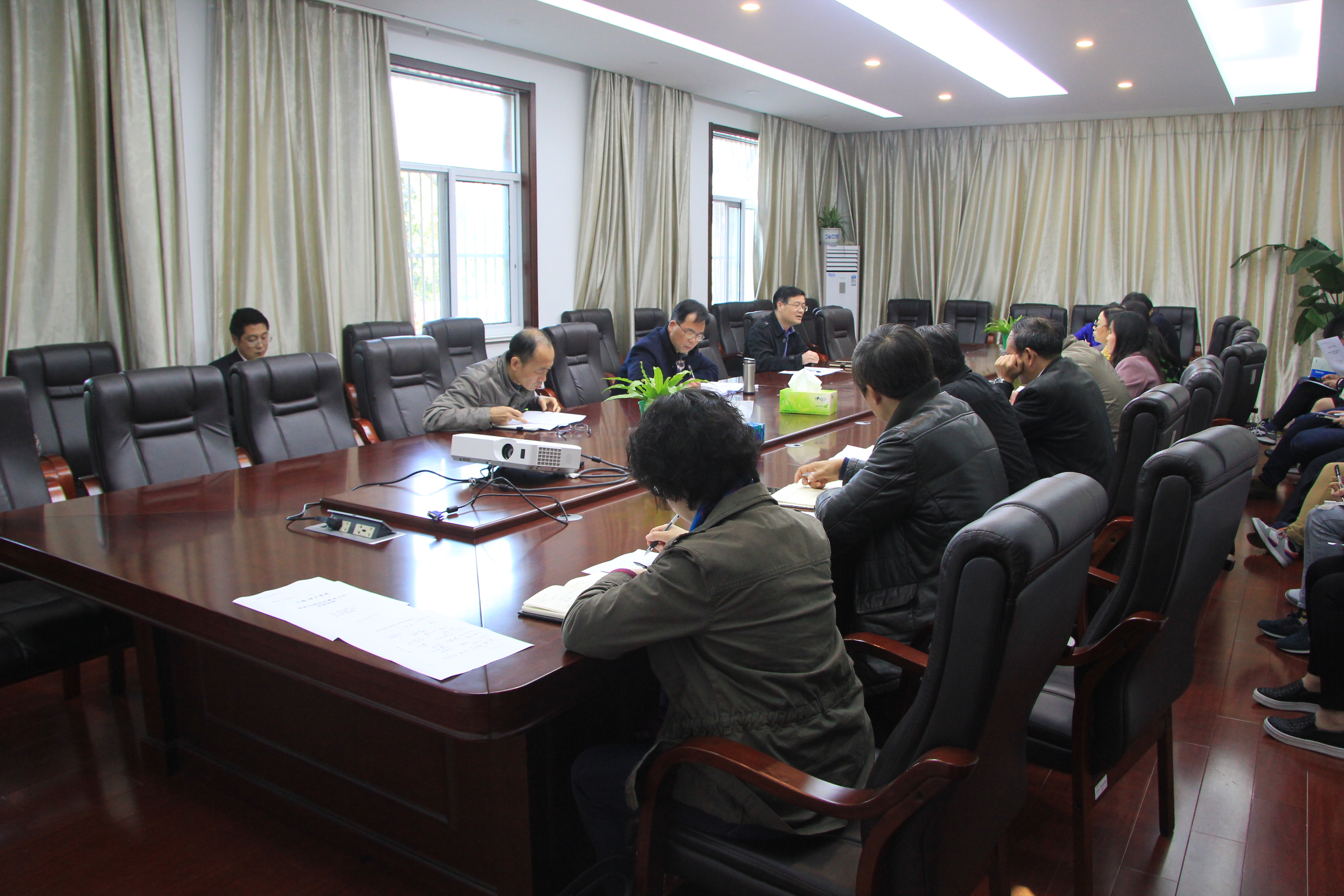 學(xué)院召開教學(xué)科研工作推進(jìn)會(huì)議，深化內(nèi)涵建設(shè)，提升教育質(zhì)量