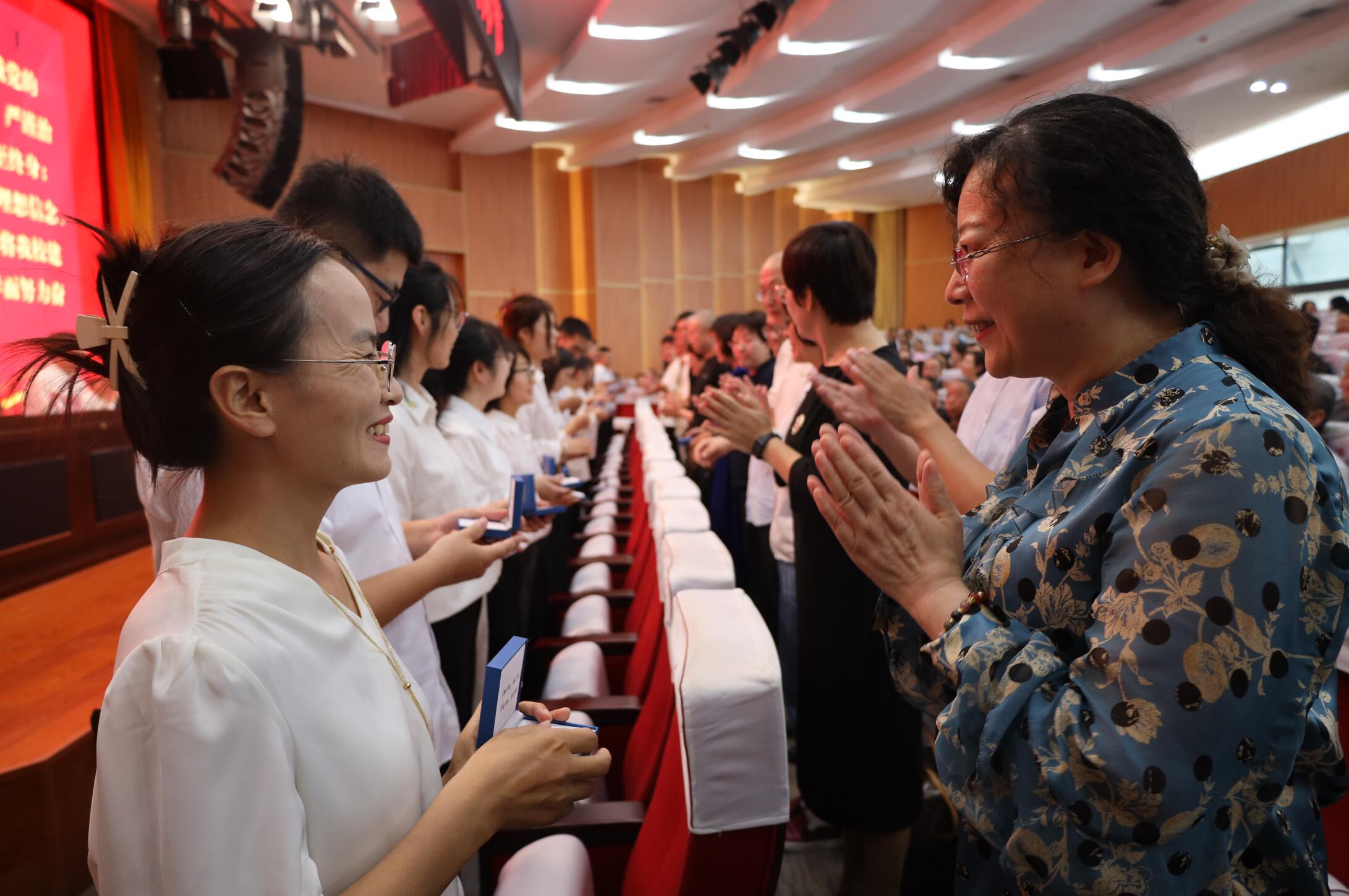慶祝第39個(gè)教師節(jié)大會(huì)在我院隆重舉行