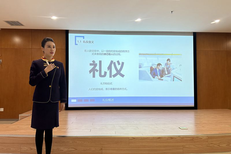 我院舉辦女教職工禮儀知識(shí)講座