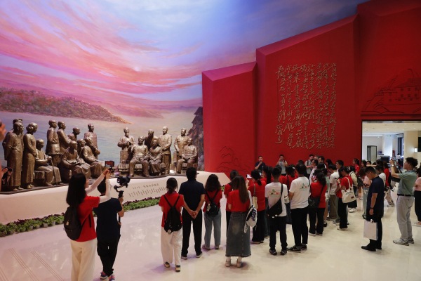 學(xué)院民主黨派教師觀看黨的二十大開幕會(huì)，意義深遠(yuǎn)，感悟與展望未來