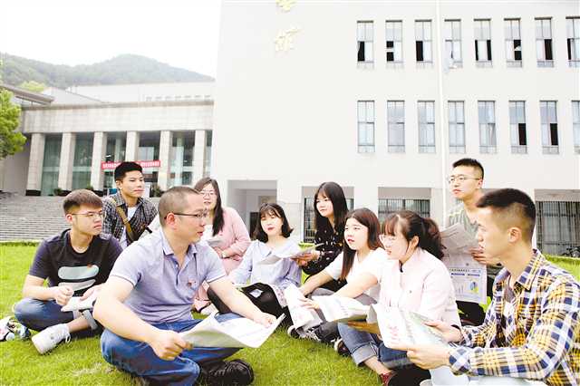 學院機關第三黨支部開展主題黨日活動，學習習近平總書記重要講話，踐行為黨育人、為國育才初心使命