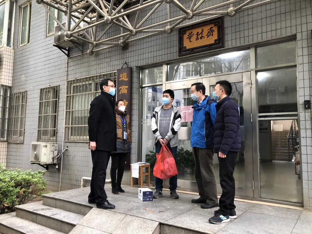 學院黨委委員、組織人事處處長亓玉華到生物系慰問防疫住校師生員工