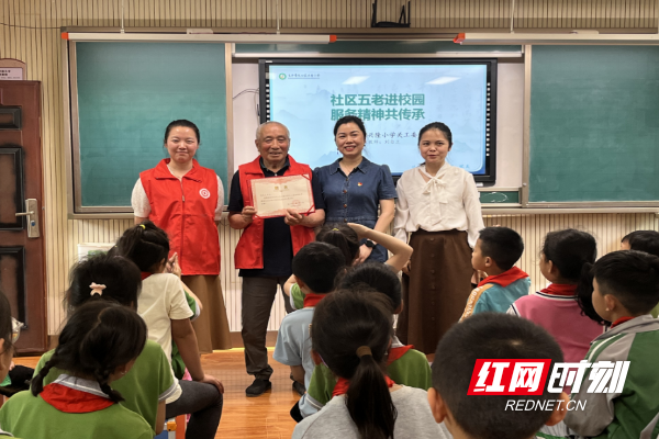 泰安五老志愿者講述紅色故事，點(diǎn)燃青春激情，深入學(xué)院課堂傳遞正能量