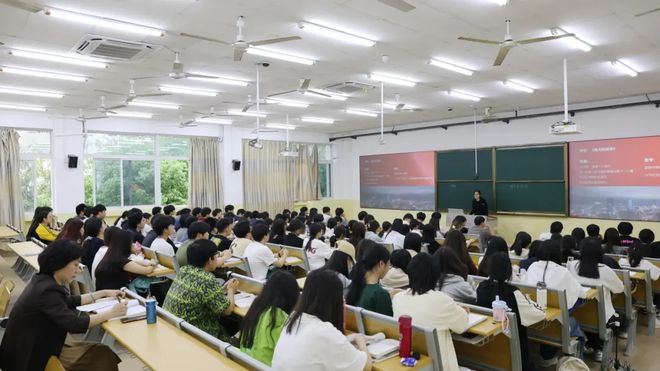 學院領導深入課堂聽思政課，引領思政教育新風潮
