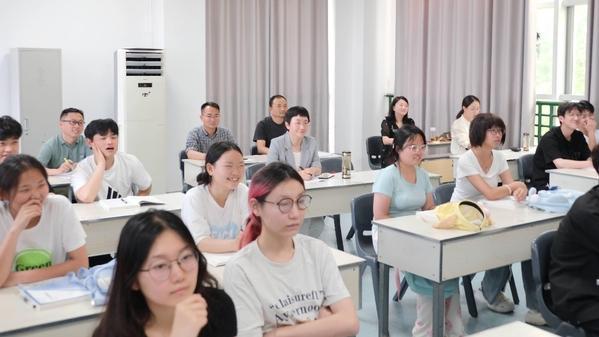 學院領導深入課堂聽思政課，引領思政教育新風尚