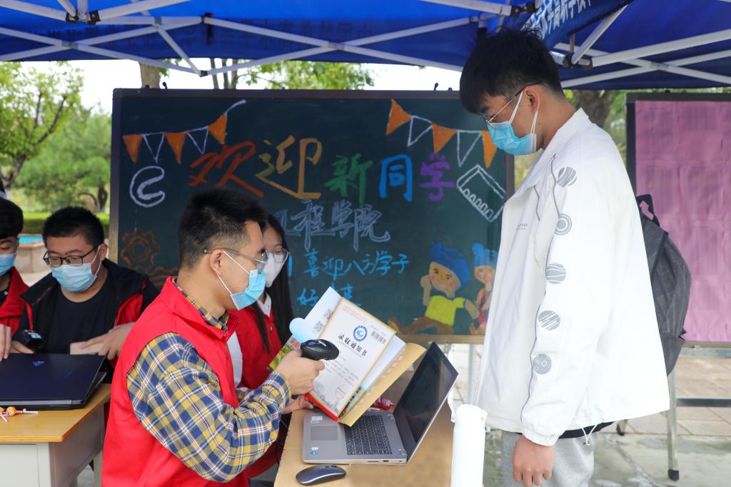 我院熱烈迎接2021級7561名新同學的到來