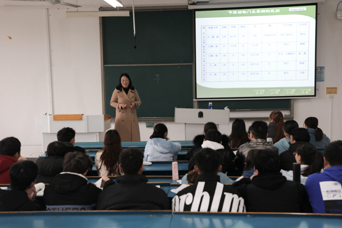 學院領導深入財經(jīng)系課堂聽取開學第一課，引領新生邁向知識殿堂的啟航之旅