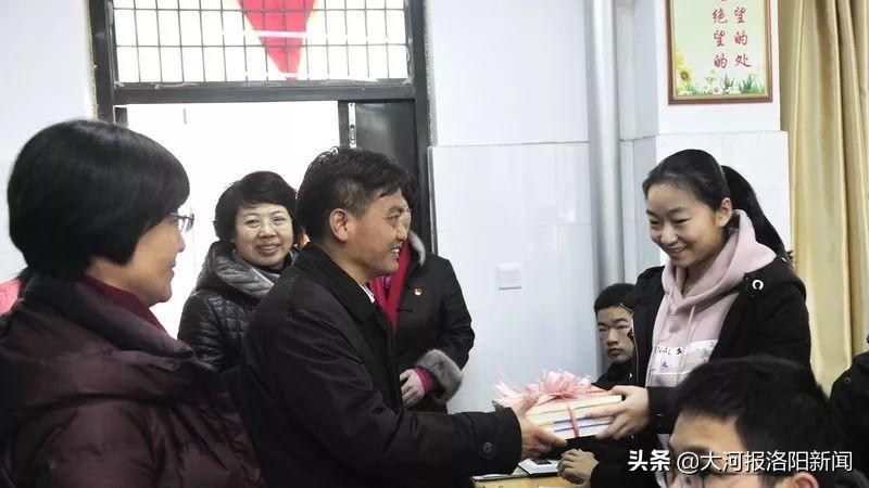 我院與孟津雙語學(xué)校智能制造產(chǎn)業(yè)研究院舉行教研產(chǎn)戰(zhàn)略合作簽約儀式