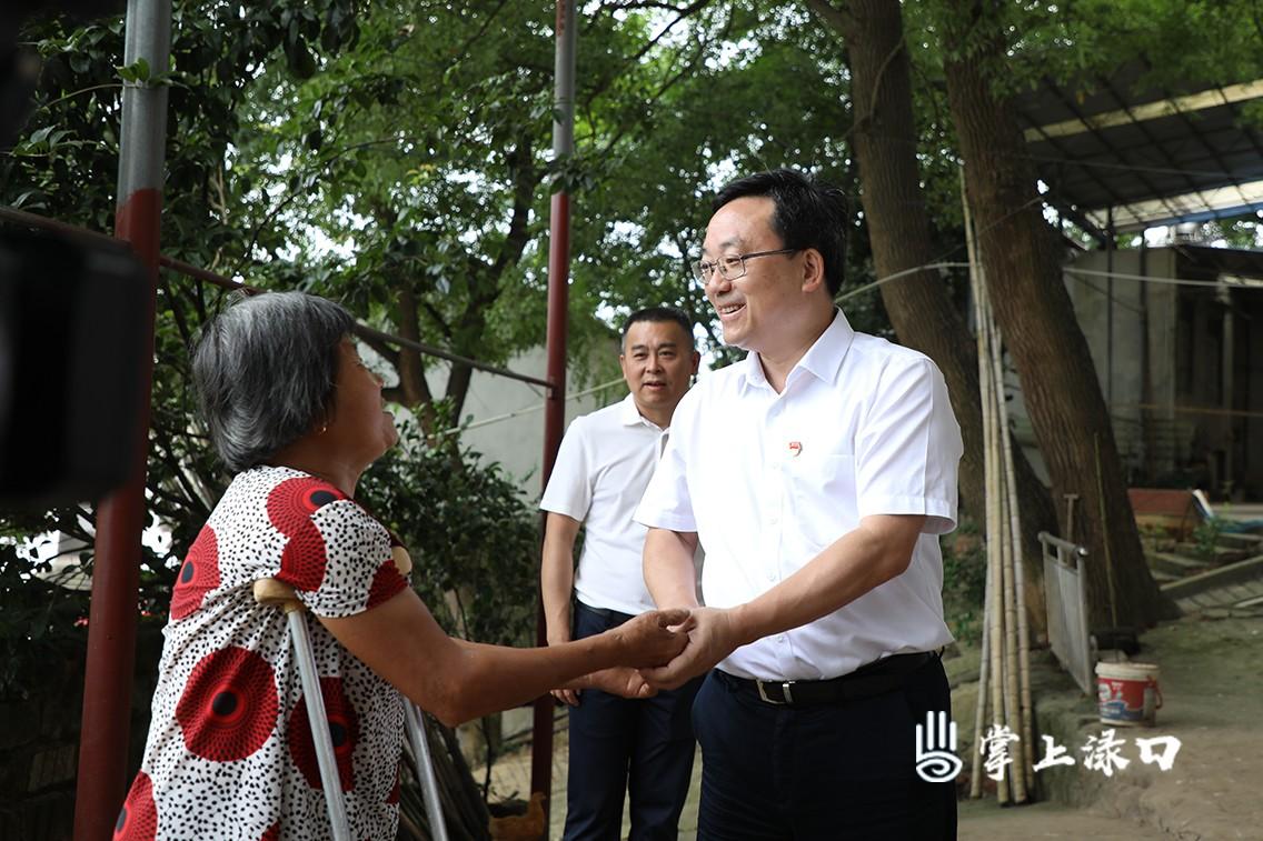 頒發(fā)光榮在黨50年紀(jì)念章，深情走訪(fǎng)慰問(wèn)老黨員、老干部及困難黨員活動(dòng)紀(jì)實(shí)