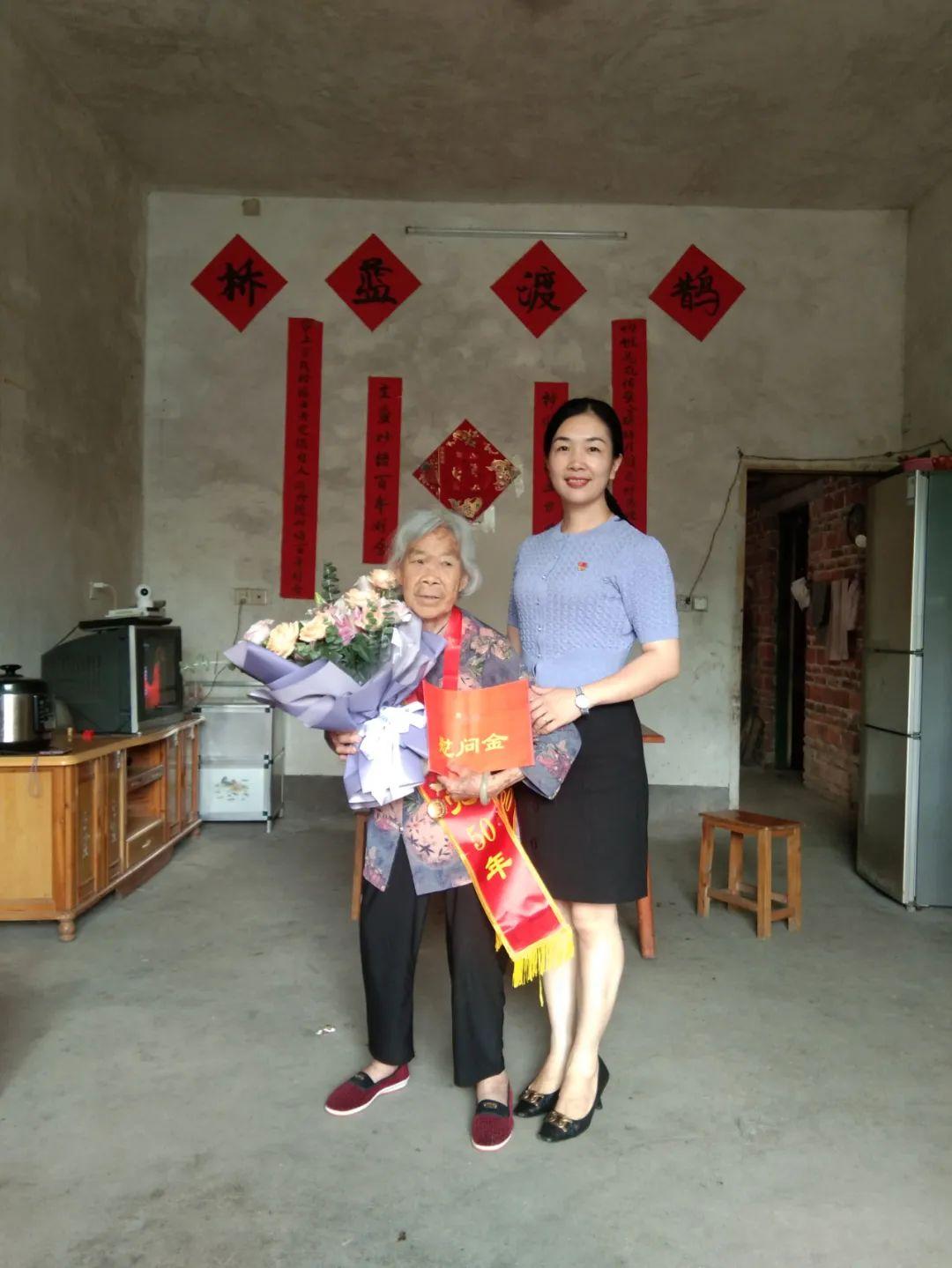 我院隆重頒發(fā)光榮在黨50年紀(jì)念章，深情走訪(fǎng)慰問(wèn)老黨員、老干部和困難黨員