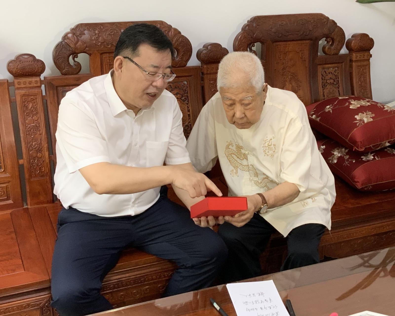 我院隆重頒發(fā)光榮在黨50年紀(jì)念章，深情走訪(fǎng)慰問(wèn)老黨員、老干部和困難黨員