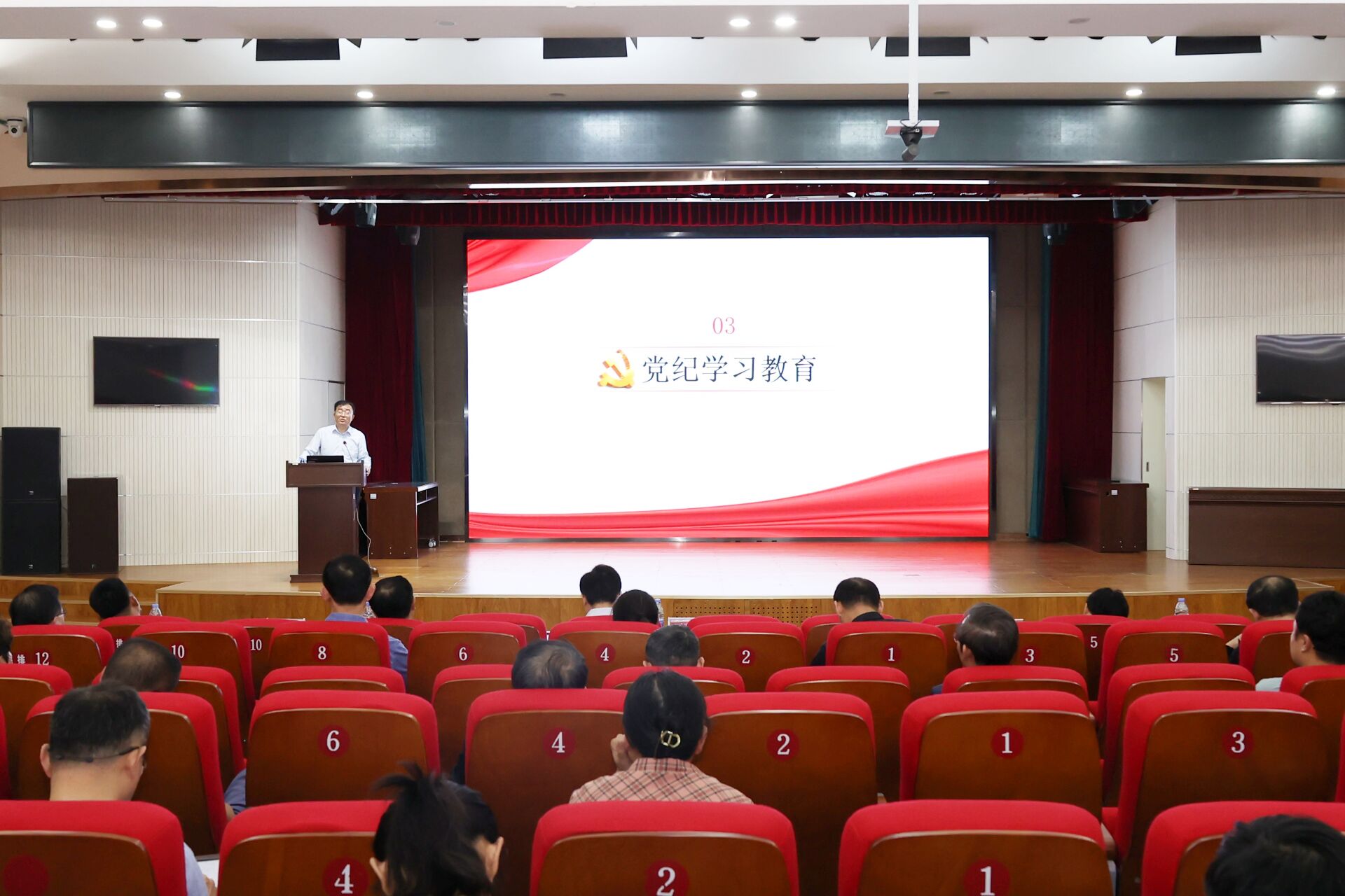 院長畢于民為學生上黨課——深化黨性教育，激發(fā)青春力量