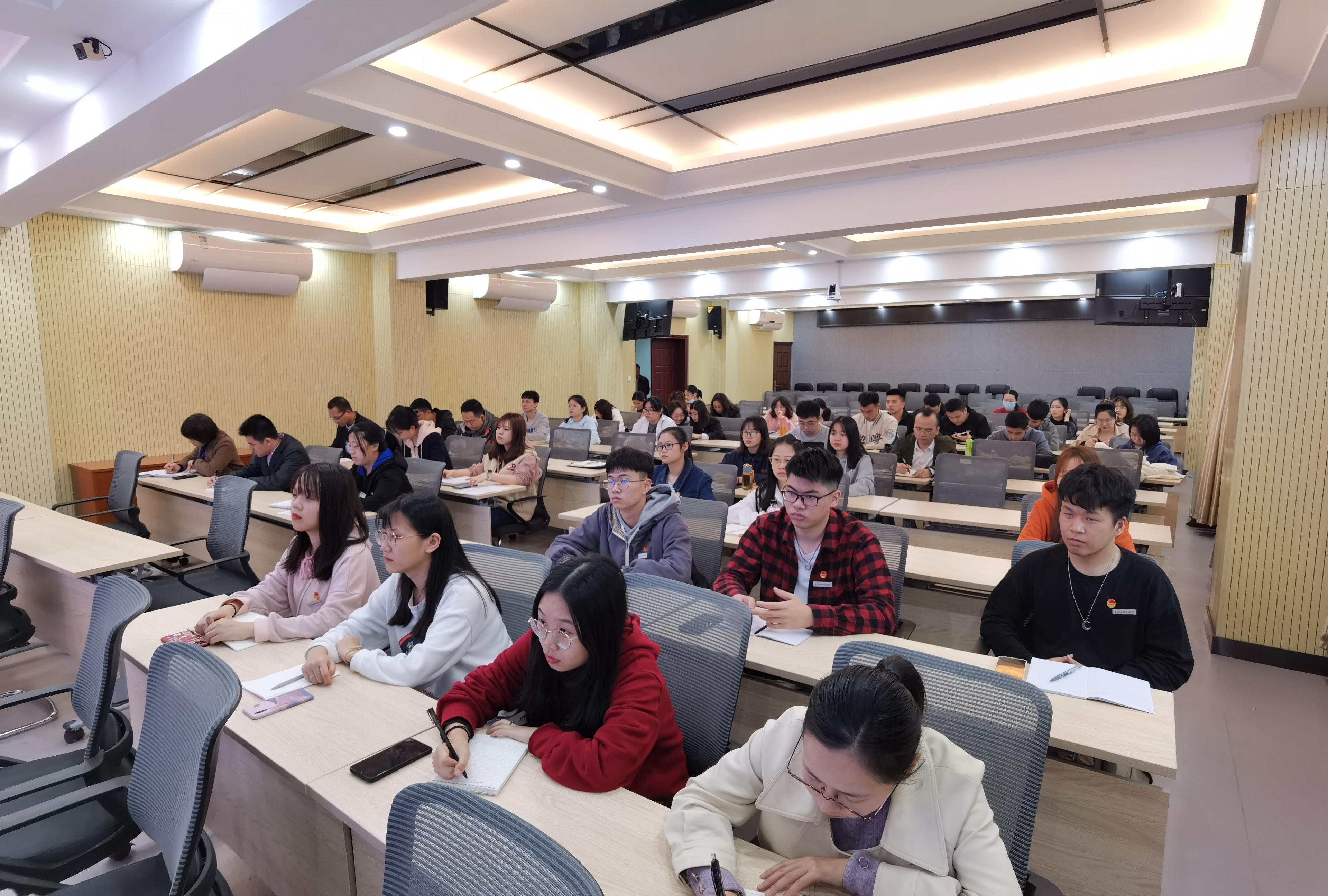 學(xué)院宣傳統(tǒng)戰(zhàn)工作會(huì)暨學(xué)院宣傳員、輿情員、評(píng)論員隊(duì)伍培訓(xùn)會(huì)隆重舉行