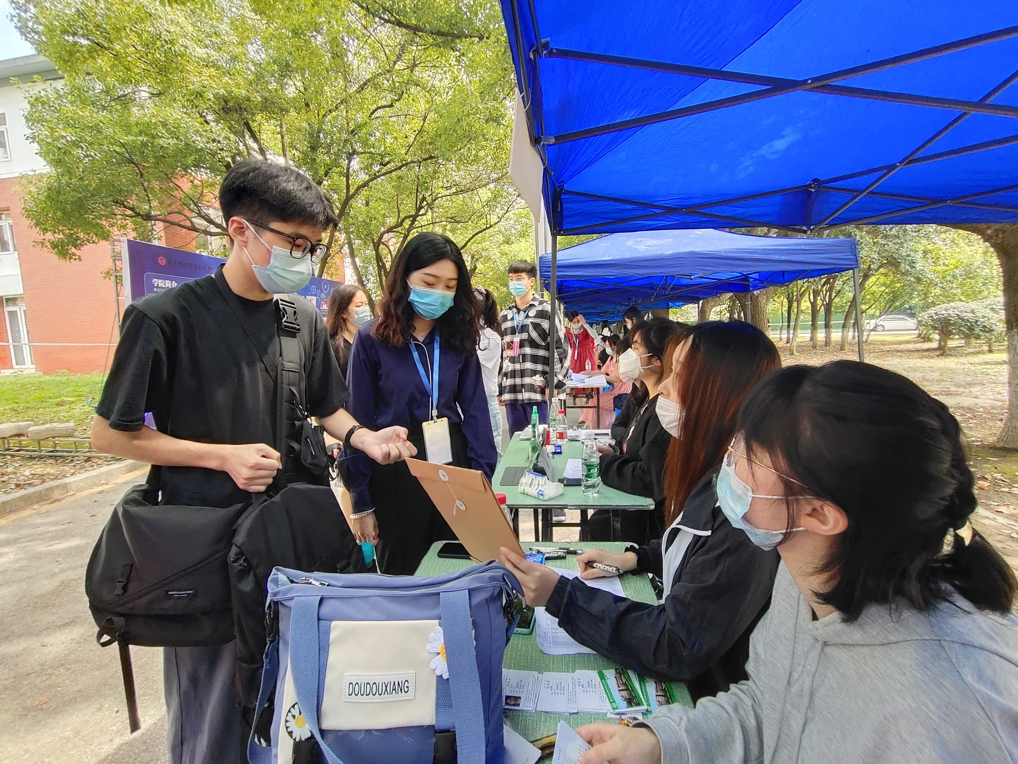迎新篇章，我院熱烈迎接2020級5259名新生，共創(chuàng)美好未來之旅啟程