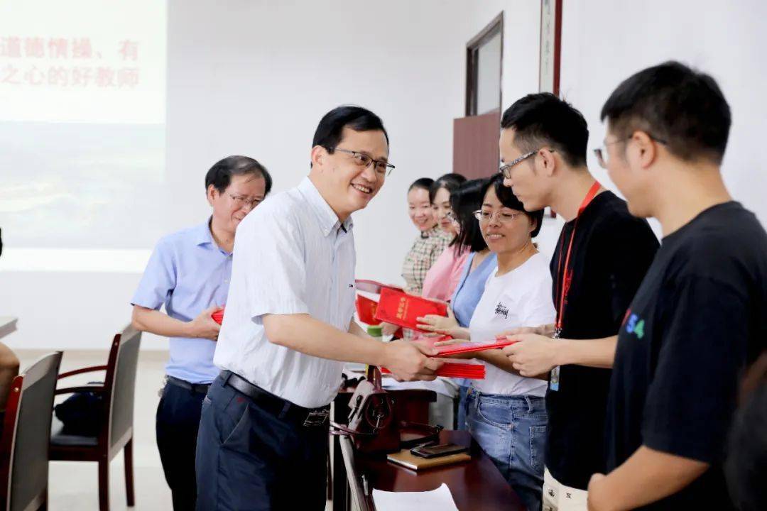 泰安市人大常委會主任唐福泉慰問教師，致敬教育事業(yè)的辛勤耕耘者
