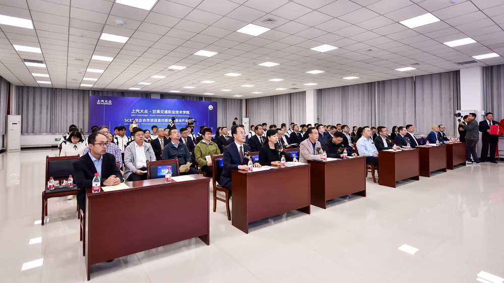 我院與孟津雙語學(xué)校區(qū)部分骨干民營企業(yè)舉行校企合作簽約暨實習(xí)基地授牌儀式