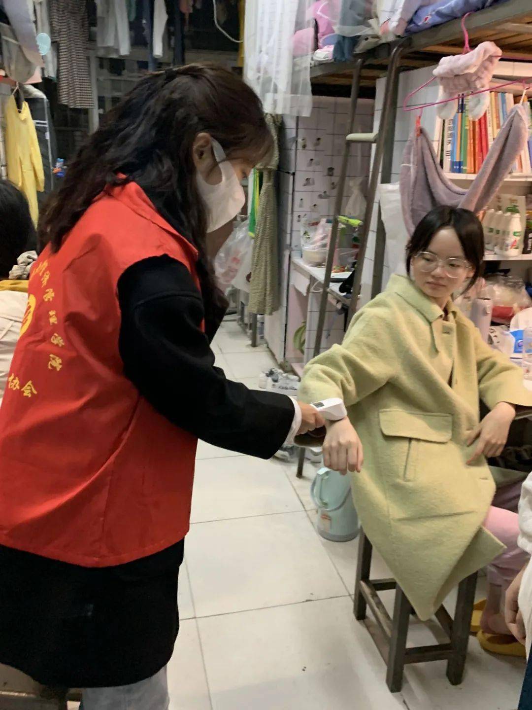 我院在各宿舍區(qū)開展疫情防控黨員志愿服務(wù)活動的實踐與思考