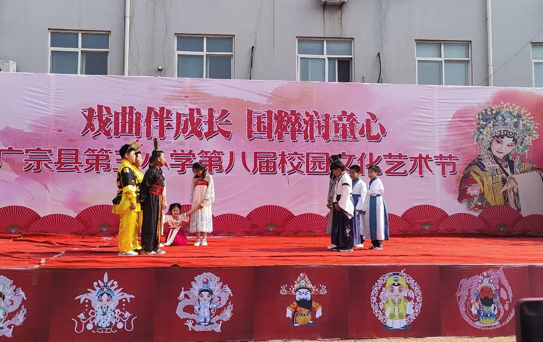 孟津?qū)W校藝術(shù)節(jié)盛大開幕，京韻童心繪就藝?yán)L京華畫卷