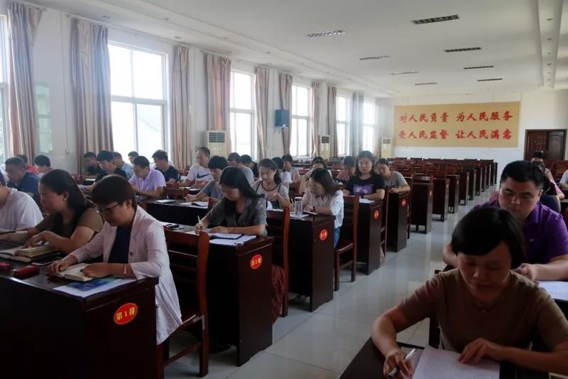 三月煥新風(fēng)采，溫情服務(wù)暖師心——孟津?qū)W校付軍剪藝活動(dòng)紀(jì)實(shí)