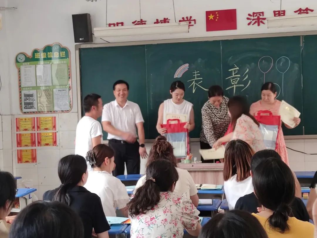 孟津?qū)W校慶祝教師節(jié)，尊師重道，情感滿溢，教師共度健康快樂時(shí)光